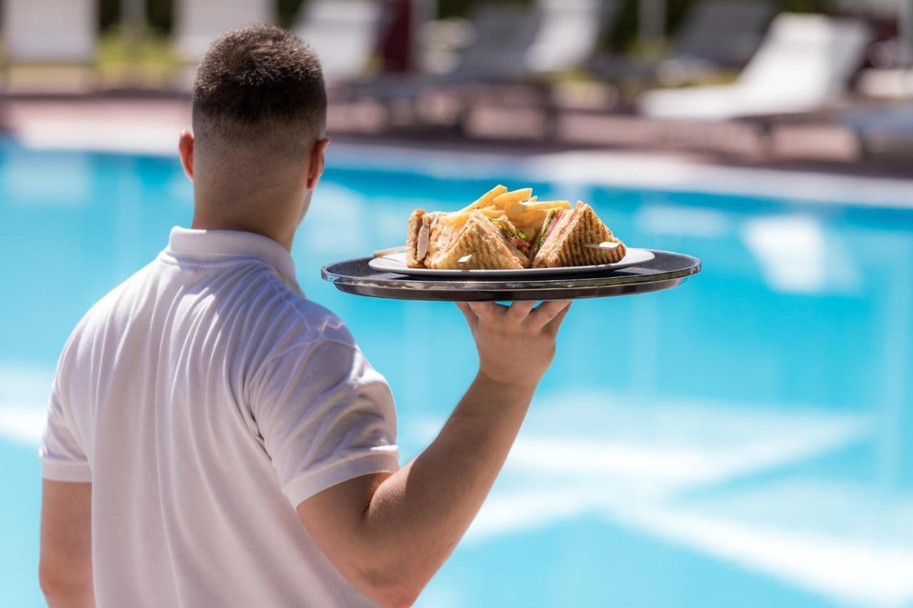 Hotel Du Lac Congress Center & Spa Ioannina Exterior photo A waiter serving food
