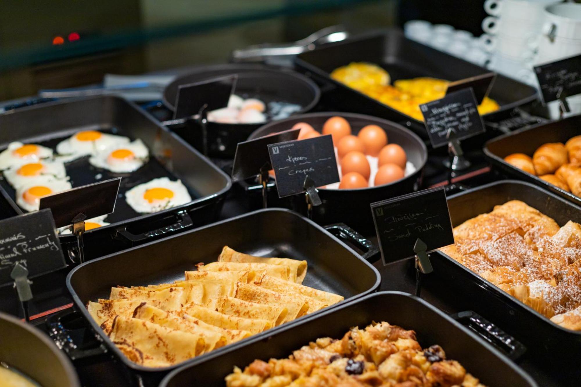 Hotel Du Lac Congress Center & Spa Ioannina Exterior photo A breakfast buffet