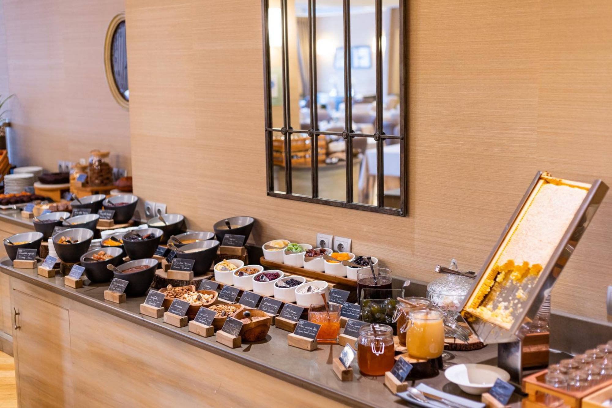 Hotel Du Lac Congress Center & Spa Ioannina Exterior photo A buffet at a hotel